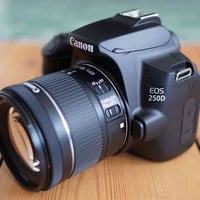 كاميرا كانون D250 • ملحقات كاملة • ناصريه سوق الشيوخ