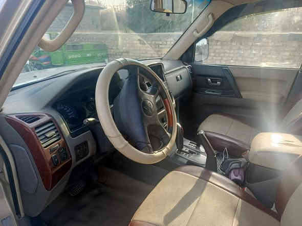 السلام عليكم باجيرو  سبعه راكب 2005. رقم بغداد جديد سنويه جديده باسمي السياره فول 1/1 تخم تاير جديد  كير ومحرك مكفولات السياره  بيهه طخه زغيره بجاملغ الامامي والجامرلغ الخلفي ماشر عليهن بس الباقي كلها مكفول لايت زنون ومنضومة غاز كشنات كهربائيه  السعر 93وبيها مجال رقم بي واتساب ***********
