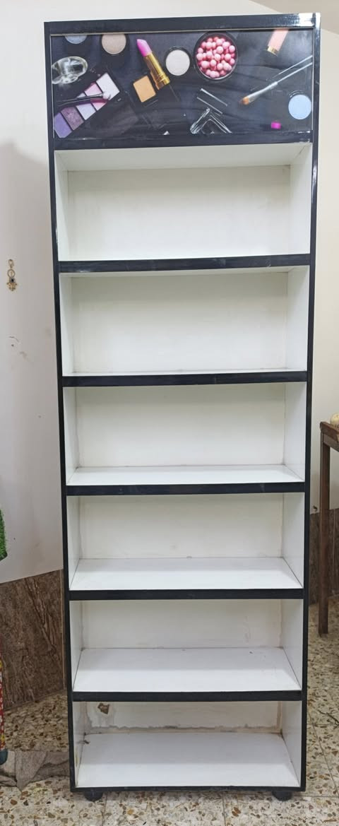 السلام عليكم
عندي رف مال كوزمتك 
نضيف 
السعر 80وبي مجال 
العنوان الشعب حي سومر 
رقم الهاتف *********** ابو عباس 
متواجد على واتساب و ماسنجر
