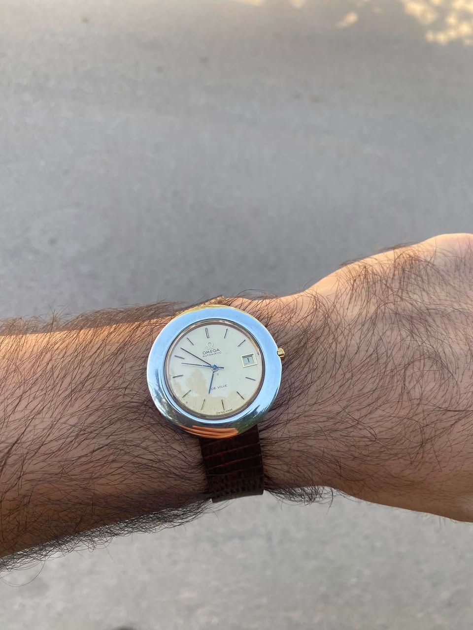 Made swiss 🇨🇭 || Omega de vile 

تحفة نادرة جداً من اوميكا ، انتاج 1970s 
Original (أصلي) . 
تصميم : Pebble / Oval 
مينا ذهبي . 
نافذة تاريخ يومي عند الساعة 3 . 
كيس ستانلس ستيل مصقول . 
القطر : 40 mm نادر جداً . 
نظام التشغيل / اوتوماتيك . 
الحالة : 100% 
للأستفسار مراسلة الخاص ✉️


**إذا كنت صاحب هذا الإعلان وتريد حذفه لأي سبب، رجاءا أرسل رسالة إلى الدعم الفني**