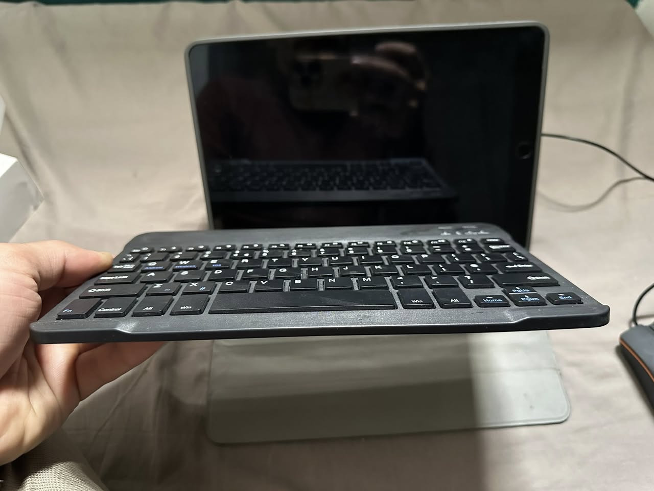 ايباد 9
ذاكرة 64 
نضافة 95% وياه حافضة قلاب وماوس وكيبورد وكيبل الشحن 
250 قفل مكاني بغداد الامين الثانية او بغداد الجديدة
***********
