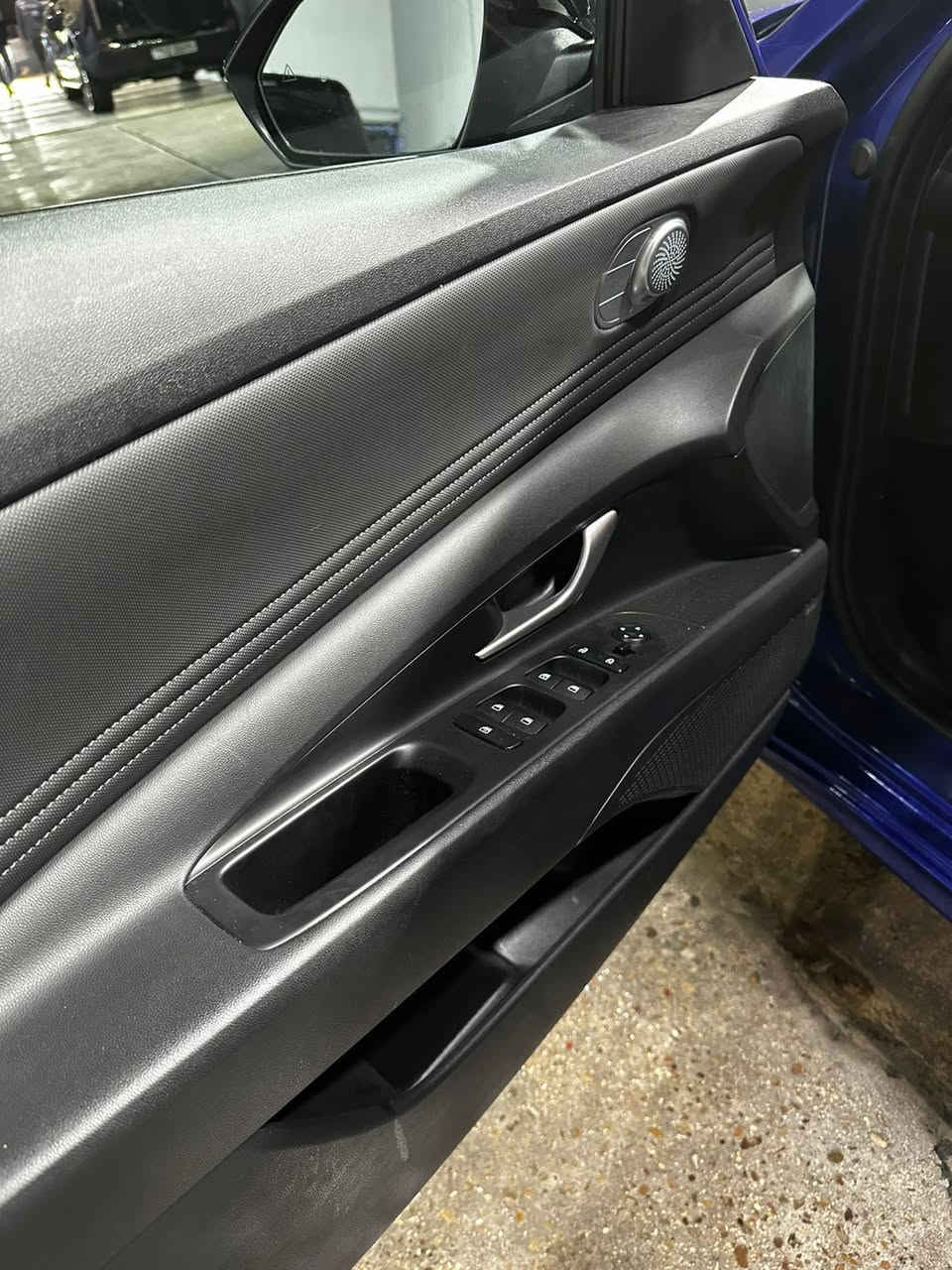 النترا هايبرد 2023 امريكي حادث بسيط ركن الجاملغ الخلفي بدون دواخل  وراجع بارد وركن الجنطه  هم بارد وكحلتهن 

السياره بسمي تحويل ثاني يوم 

فول موصفات

مواصفات لمتد limited

١-بصمة تشغيل ابواب وصندوك. (بصمة ابواب لمس)

٢-فتحة سقف ( سلايد روف )

٣-محرك 1.6

٤-كاميره  خلفية دوارة

٥-رادارات 360 درجة ( امامي جانبي خلفي ) تمنع التصادم الامامي والجانبي والخلفي

٦-التحذير عند فتح الباب

٧-تحكمات ستيرن 4 جهات

٨-دشبول شاشة 4 وضعيات للعدادات

٩- 3 وضعيات قيادة ( عادي سبورت ذكي )

١٠- مثبت سرعة ذكي ( التحذير عند مغادرة المسار )

‏١١-Auto Hold التوقف لفترات قصيرة

١٢-الهاند بريك بصمة

١٣-شاشة بلازمة حجم كبير لمس تدعم نظام الابل كار بلي والاندرويد اوتو بدون كيبل يربط التلفون واير ليس و GPS

١٤-شحن واير ليس

١٥-ويل كب ١٧ مميز

١٦-نظام الصوت Bose عدد السماعات 8

١٧-تشغيل عن بعُد

١٨-اشاير بال مري

١٩-اضواء ترحيب عند الاقتراب

٢٠-لايت لد 3عدسات وسكنات لد

٢١-كشنات جلد السايق كهرباء

٢٢-نقطة عمياء

٢٣-تدفئة/ تبريد بالكشنات

٢٤- لد متغير الالوان 12 لون على طول الدشبول

٢٥- كير اوتماتيك و S عادي

٢٦-تحديد مسار وقيادة ذاتية  ورادار امامي

٢٧- مانع انزلاق 
***********
للاتصال
سعر 165 مجال بسيط 

عنوان شارع فلسطين
