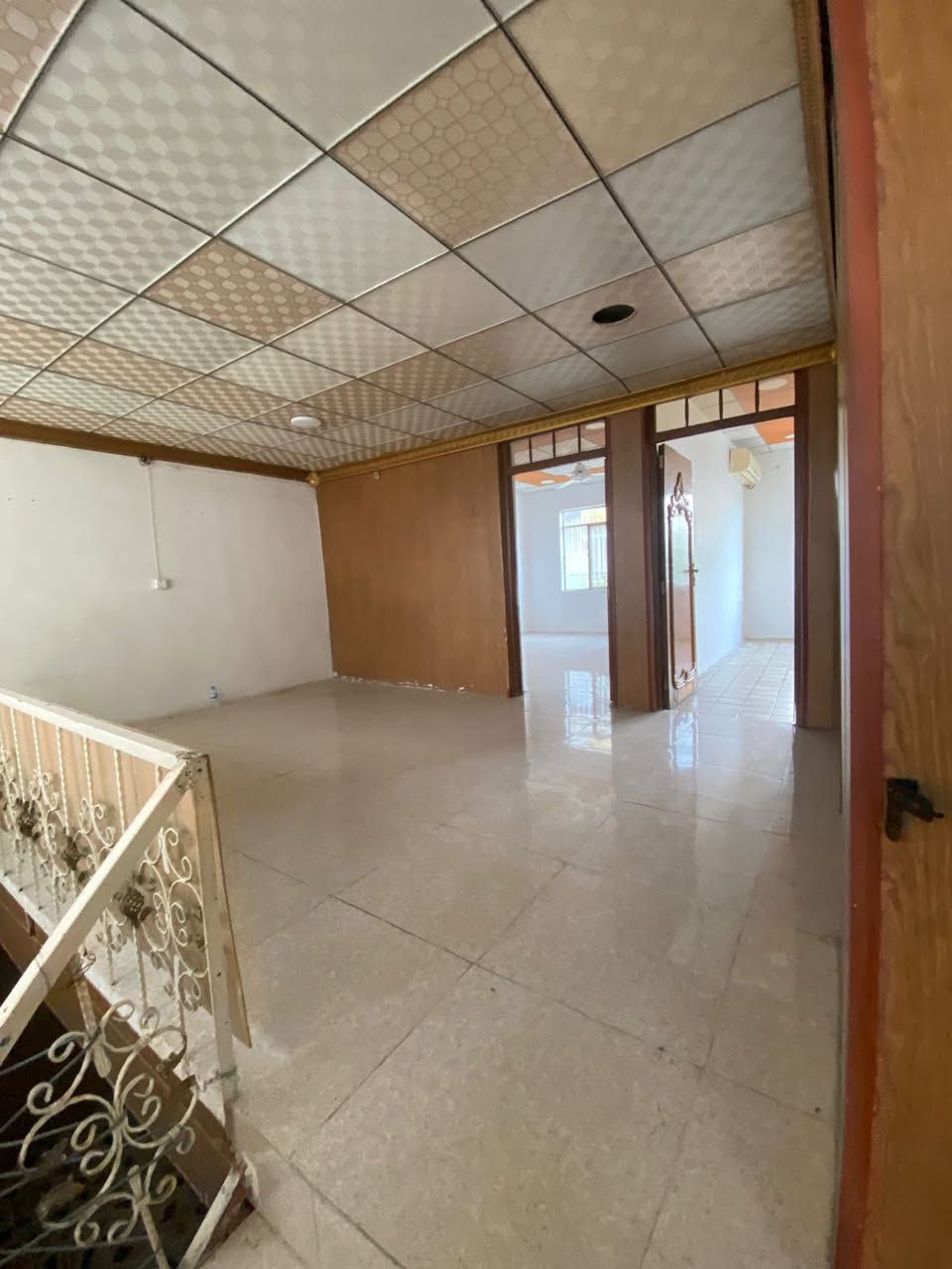 السلام عليكم 
دار للايجار في حي المثنى 
مساحة ٢٠٠ متر طابق ونص
يحتوي على مجموع ٤ غرف نوم وهول واستقبال ومطبخ وصحيات وكراج
بدل الايجار ٦٠٠ الف وقابل للتفاوض

مكتب صفوان السنجاري 
***********
***********
