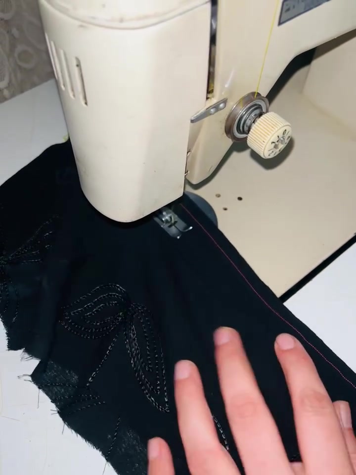 مكينة للبيع هيه والميز مالتها ماطور جديد والمكينة نضيفه وهذا خياطها سعرها ١٠٠ موجود توصيل بغداد فقط عنواني مدينة الصدر  للتواصل فقط واتس ***********
