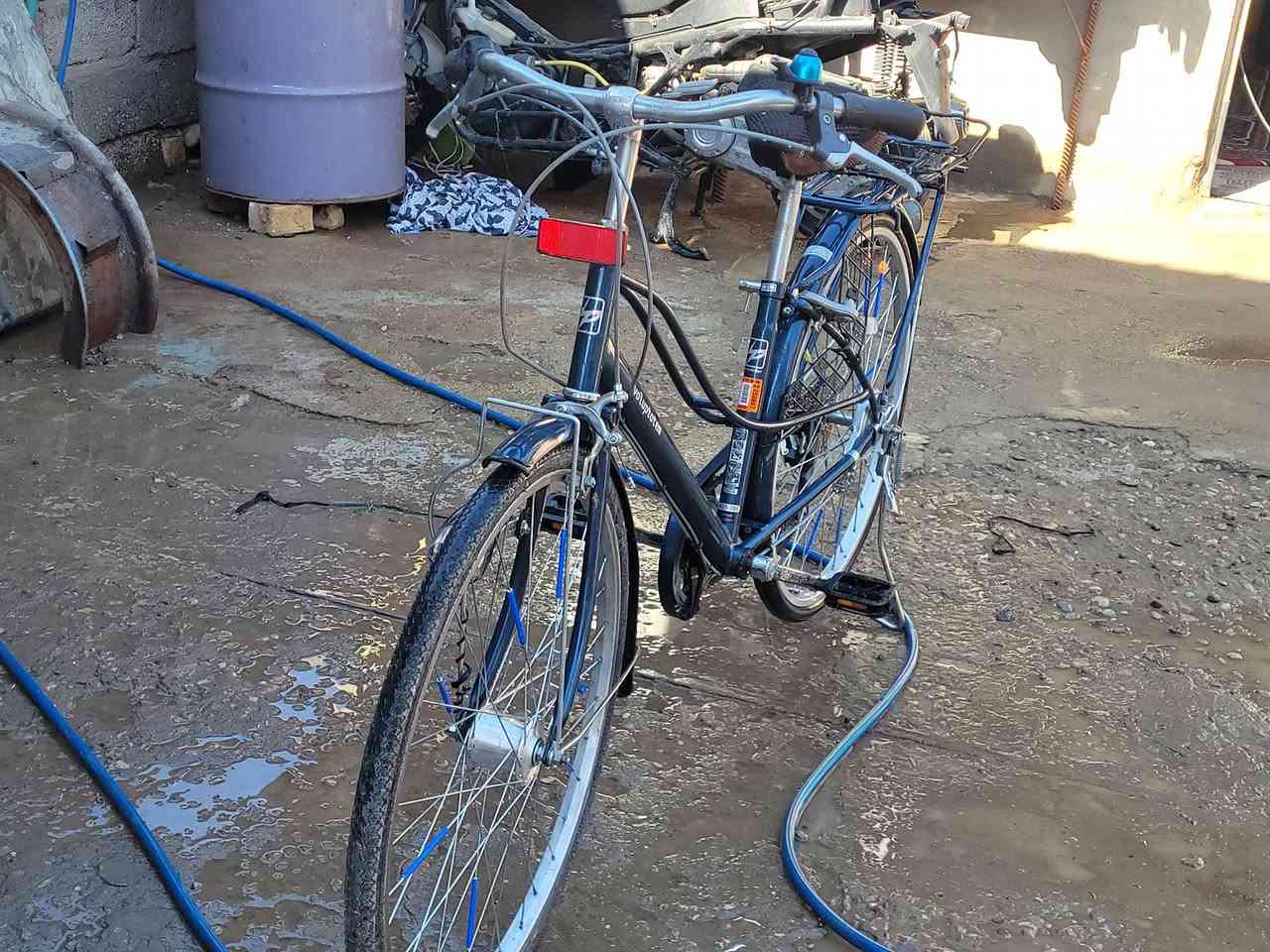 السلام عليكم  بايسكل ياباني اصلي  للبيع  موديل 23  جديد شخط ما بي ختومات كامله عقرب 6 تبديلات بي ملحقات لايت امامي كشن جديد لون جوزي طياريه جرس ما تصرف عليه ربع جاهز  العنوان واسط شحيميه قريه ١٠ قرب مسجد السجاد للتواصل خاص الرقم ***********
