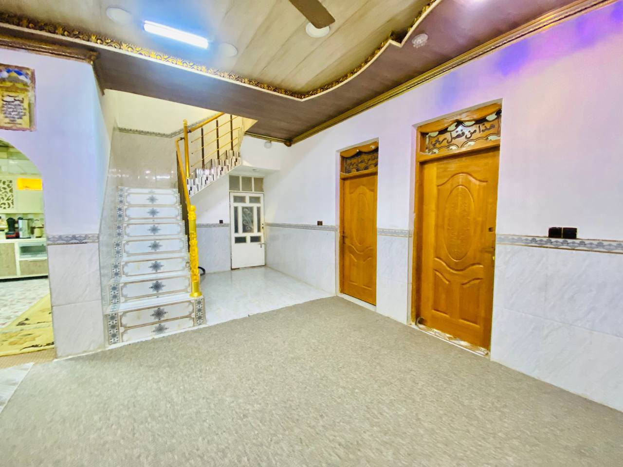 السلام عليكم

دار 200 متر للبيع الدار يحتوي على طابقين بناء حديث او متعوب عليه يحتوي الدار على 5 غرف نوم ومطبخ حار او مطبخ بارد او ستقبال او صاله او صحيات عدد 3 الاساس صب كونكريت والبناء طابوك جمهوري والسكف صب كونكريت نزالات وجسور مخفيه السعر 110 او بي مجال العنوان جدن راقي او منطقه كلش مرتبه شارع المطار القديم مقابل صيدليه صفا خامس بيت عن الشارع 

☎️***********☎️

☎️***********☎️
