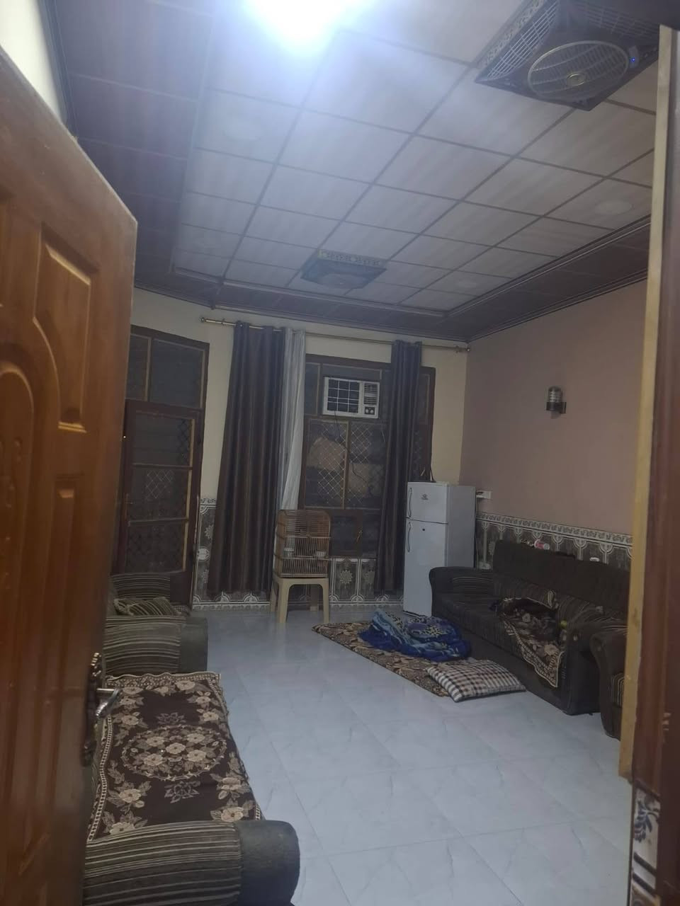 بيت للبيع في بهرز حي الشرطه مساحه ٢٠٠متر سند ٢٥ طابفين الطابق الأول استقبال ومطبخ وغرفتين وصحيات والطابق ثاني ٣غرف نوم وسطحين وصحيات للأستفسار الاتصال على الرقم ***********
