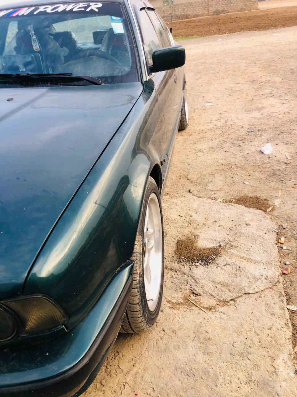 السلام عليكم  525 اصل بليته 
موديل 93
محرك كبس كير عادي بشرط لا صرف ولانفخ 
لا ضرب ولاطخه بخ جماليه 
ارقام جدد سنويه جديد كابون بنزين 
تبريد قطعتين فتحت سقف
جامات كدام كهرب والوره جوبي 
كشنات مخمل جديد 
لايت زنون شاشه كاميره
سياره ع وضع البلادي
السعر ٦٥ وبي مجال جوه ال ٦٠ لاتعلق كلشي تلكي بلسوك 
عنوان موصل 
واتساب ***********
