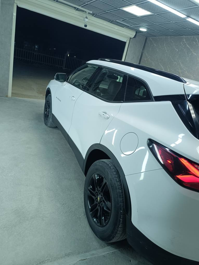 سلام عليكم للبيع و المروس سياره بلايزر 

موديل2021 فئه RS مكينه 

6 سلندر مواصفاته فول عده البنوراما ضربته بنيد 

وجاملغ الباب صبغ السعر 185 المكان النجف الاشرف 

الاستفسارات الاتصال *********** النجف, العراق
