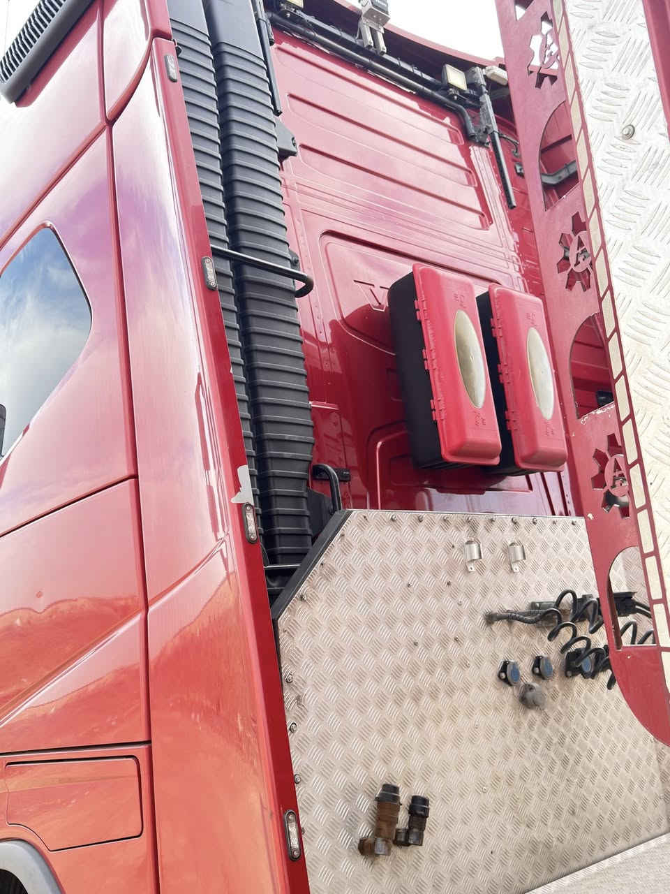 السلام عليكم اخوان فولفو وحش للبيع 2015فول مواصفات FH16حجم المحرك (650)فول واحد عله واحد ثلاجه داخليه كشانه تفئه تبريد كله شغال كأمره وحساس كأمره خلف القماره شاشه رتايدر كشافات قماره عالي تتفئه وتبريد كله شغال اديلو سياره ماشاءالله عليه (1عله 1)فول مربوطه عربانه عبدالله جوهر أربع دناكير تخم تاير دنكيرين رفاعات عربانه 2024رقم تلفون ***********رقم صاحب السياره
