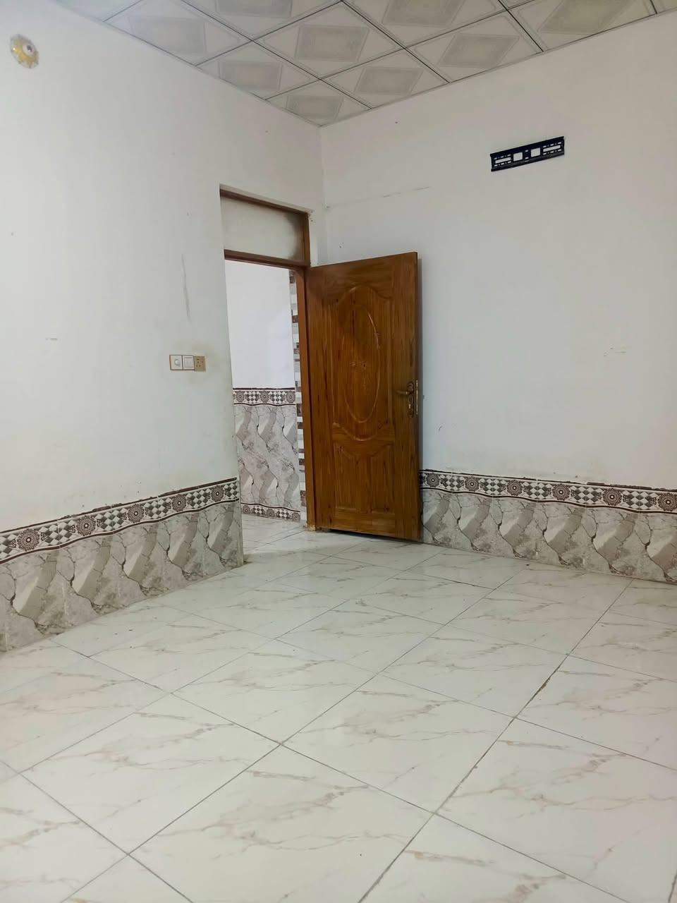 يوجد لدينا بيت للايجار حي ميسان قطاع 23 قريب شارع الكيات مساحه 100متر يحتوي على غرفه وصاله واستقبال ومطبخ وصحيات صب كونكريت ارضيه بورسلين جدران سيراميك سقوف سي إن سي سعر الايجار 350 الف واصل ماء وكهرباء كل شهر بشهره للاستفسار. الاتصال على الرقم التآلي ***********
