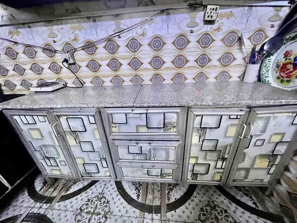 كاونتر نظيف البيع كامل مع سنك البيع سعر 300 وطباخ 100 عنوان زبير ***********
