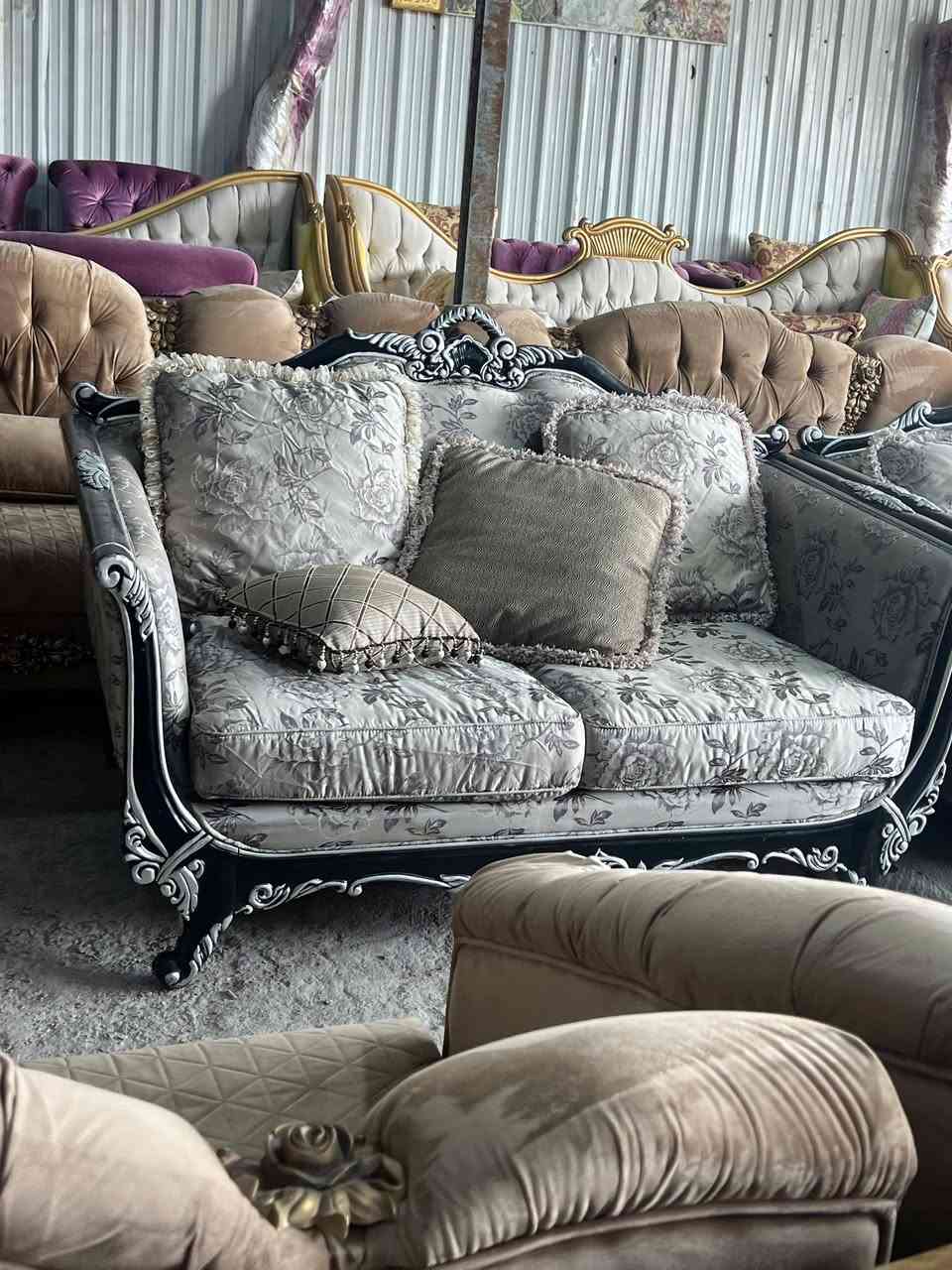 علئ بركه الله تم وصول حاويات الدواوين والطخامه الباله الخليجي إلى معرض اثاث الموسوي.للاستفسار واتساب ***********
