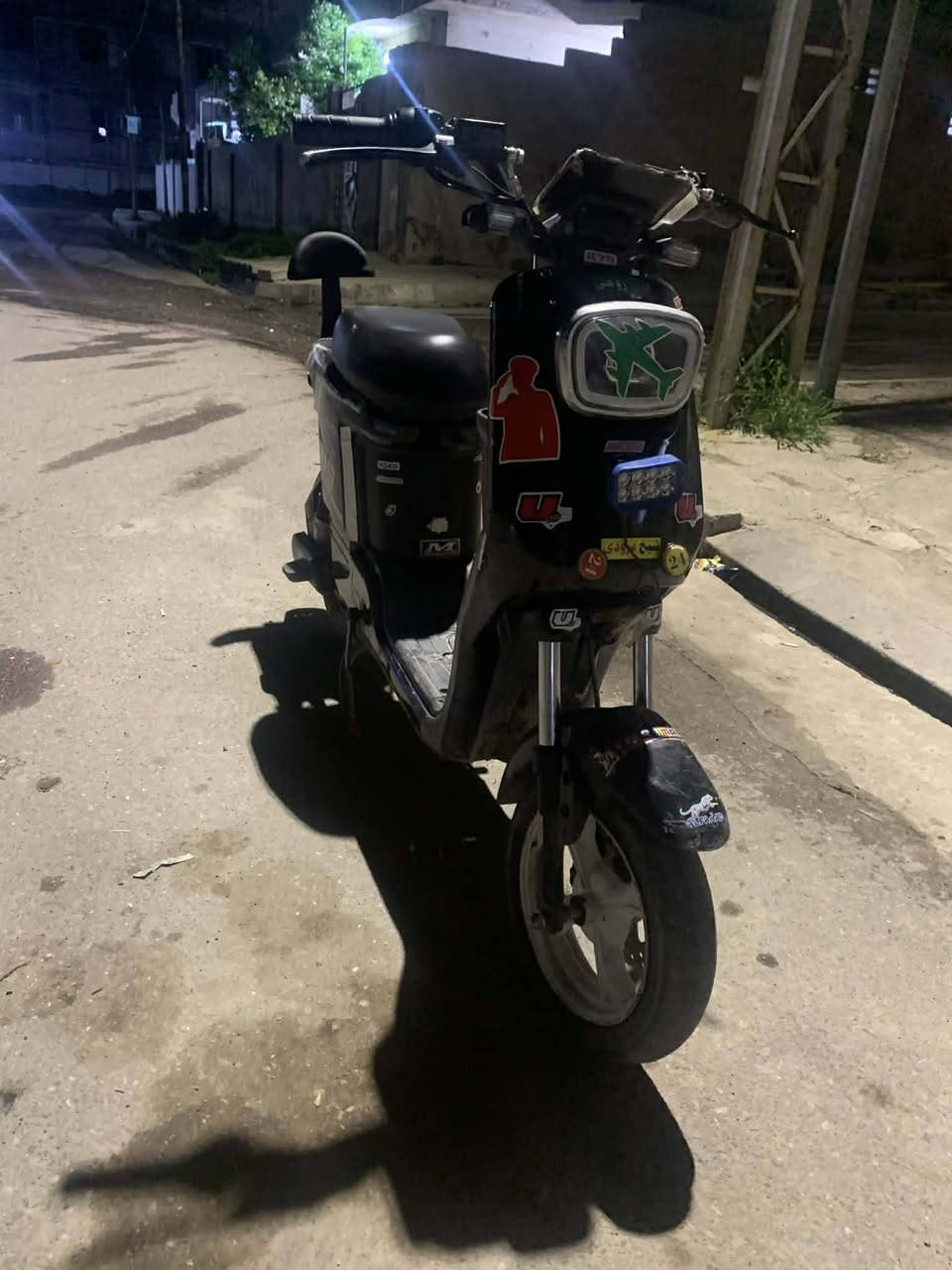 السلام عليكم ماطور شحن ار تسعه R9 للبيع السعر 400وبي مجال للطيبين  ثلاث سرع نضام الP سرعه 56حقيقي باتريات اربعه دبل نضاف جدد لايت عالي ناصي هورن بريكات ثنين شغالين للستفسار خاص او وتساب ***********
