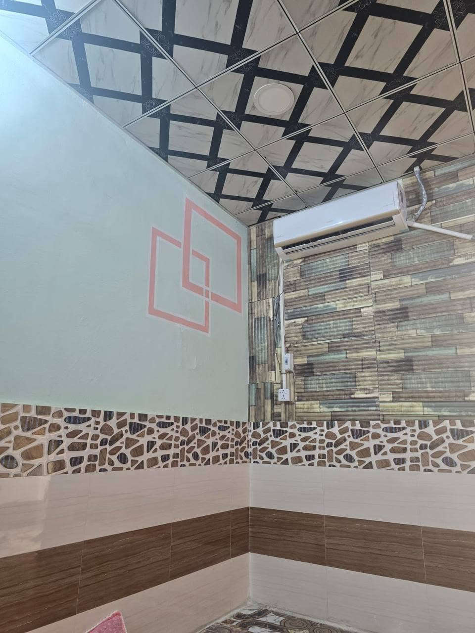 نص بيت تجاوز للبيع يحتوي على غرفة منام وصالة وديوانية وطارمة ومطبخ وحمام
اول بيت بصف بيوت الطابو 
العنوان الحيانية موسى الكاظم على المستطيل وقريب على شارع القائد
البيت جاهزالسقف مسلح 
السعر 16 مليون
***********
