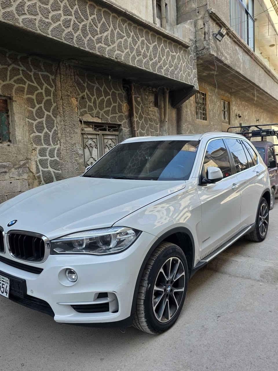 ‏BMW X5 .. XDrive 35i
كرت2015
ماشية 130000 كم 
 خاليه برا جوا
أوتوماتيك - لطاش خلف المقود - شاشة عدادات أمام السائق - شاشة وسطية كبيرة الحجم تعمل باللمس مع وحدة تحكم بالشاشة مع كاميرا خلفية - مقاعد كهربائية - ذواكر للمقاعد - فتحة سقف بانورامية - صندوق خلفي كهربائي شفط - بصمات خارجية وداخلية - تحكم مقود - تثبيت سرعة - مكيف ديجيتال أمامي منفصل للجهتين - مكيف ديجيتال خلفي منفصل للجهتين - أنظمة قيادة متعددة رياضية ومريحة - نظام المساعدة على نزول المنحدرات - مرايا كهربائية مع طي كهربائي - 6 CD - بلوتوث - AUX - USB - تلفون - أضواء زينون LED عالية الدقة - حساسات أمامية وخلفية - نظام إيقاف وتشغيل المحرك تلقائياً عند التوقف لفترات قصيرة لتوفير الوقود - تراكشن كونترول - برادي خلفية - فرامل يد إلكترونية - نظام VDS للتحكم الديناميكي - نظام ABS للعجلات الأربعة - نظام ETC لتوزيع قوة الكبح الكترونيا - نظام غسل الأضواء الأمامية - والعديد من أنظمة الأمان والمميزات
نقطه عمياء
لون ابيض لولي
محرك 6 سلندر 
3000 cc


**إذا كنت صاحب هذا الإعلان وتريد حذفه لأي سبب، رجاءا أرسل رسالة إلى الدعم الفني**