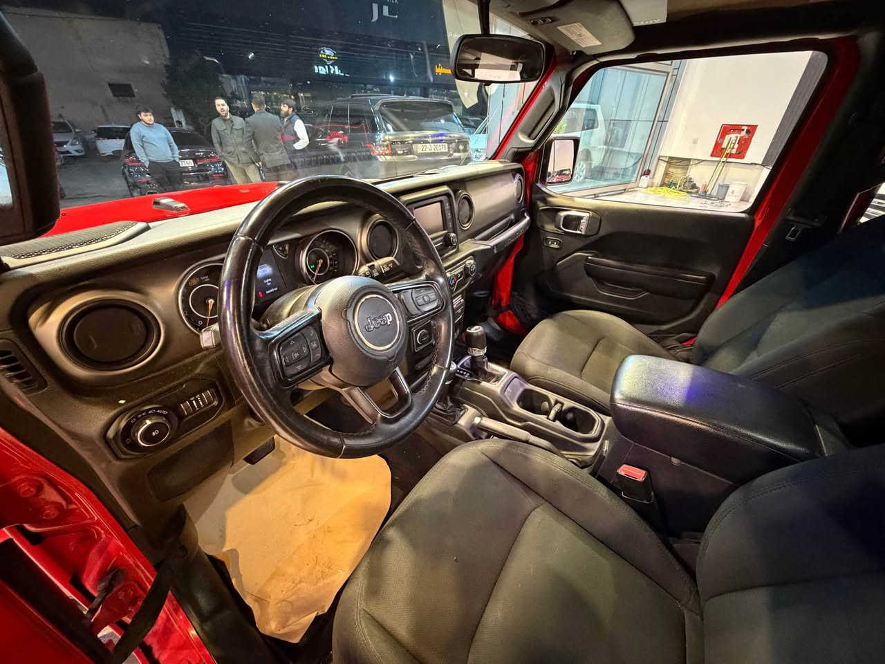 Jeep wrangler 2020 sport 
V4 
لايتات زينون ليد 
كاميرة خلفية 
4*4 
جام كهربائي 
نص بونيت صبغ بدون دواخل 
بدون ارباك 
٢٢٨$
*********** وتس اب 
*********** أربيل, العراق
