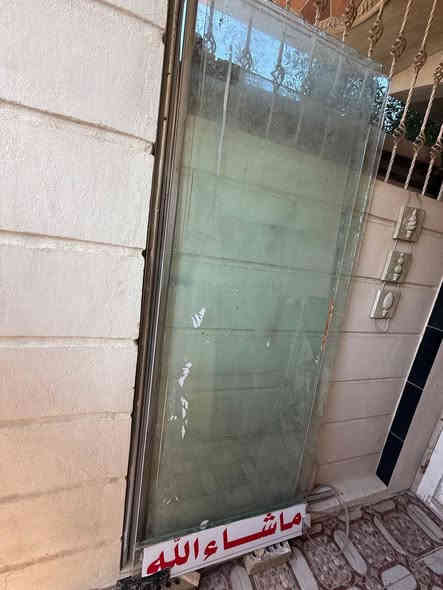 سلام عليكم... 
عندي باب 🚪 خشب صاج سعرها ٥٠ الف 
وعندي قاطع جام باب وقطعتين يمنه ويسرة سعرهن ٧٥ الف .... 
رقم الهاتف. ***********
