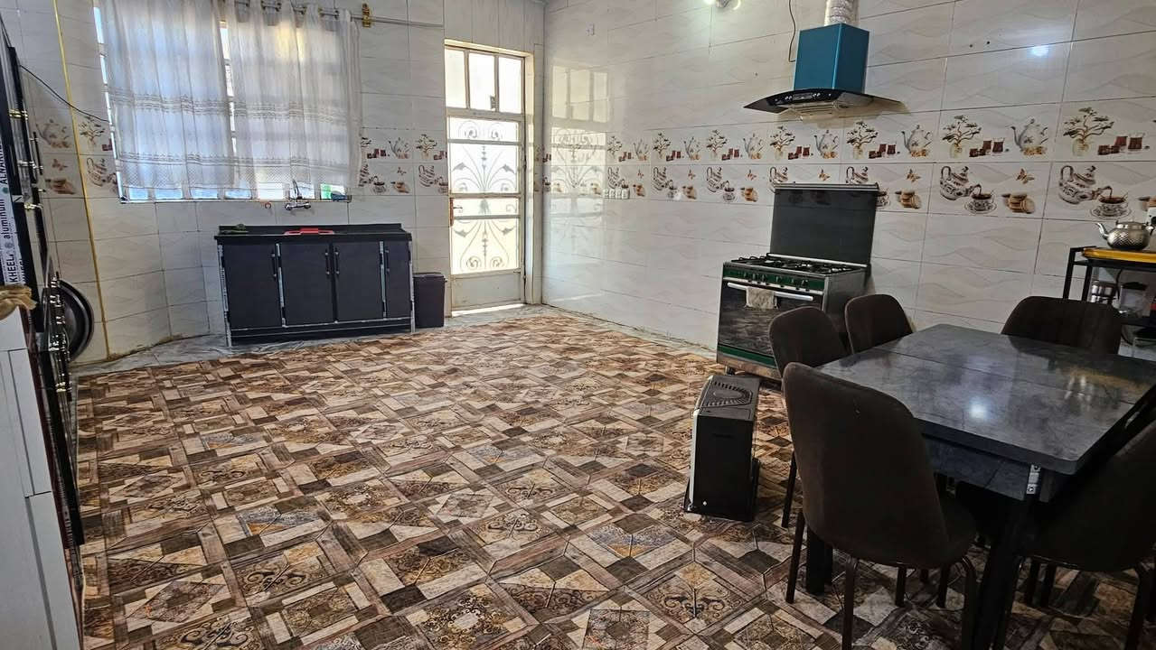 السلام عليكم ورحمة الله وبركاته
للبيع بيت طابقين مساحة 230 متر طابو زراعي قرار 115 ركن على شارعين على التبليط في العزيزيه مشروع عويد متوفره جميع الخدمات 
ماء قوي فول كهرباء وسحب و مدارس قريب على الشارع العام البيت طابقين بناء طابوق يحتوي على ثلاث غرف نوم قياسات الغرف 4*4 و 7*5 و 5*4 وصاله مفتوحه على المطبخ واستقبال 5*7  وحمامات داخليه وصحيات خارجيه وطارمه وحديقه وترك خلفي 
ملاحظه / البناء كله طابوق وصب كون كريت مسلح وسراميك في الطابق الاول وفي الطابق الثاني 
السعر 67 وبيه مجال 
للتواصل ***********
