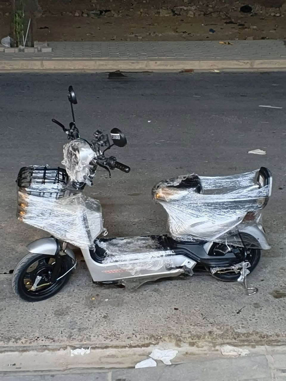 السلام عليكم باسكل شحن جديد صارله عشر ايام يوم   من اشتريته جديه ب جيس اي شي مابيه كامله مكمله دبل سويج الدراجه بصمه وسويج وترجع بك السعر 350 ***********
