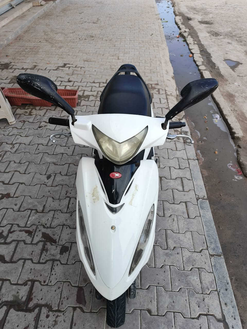 كامكو جي 4
قبل اسبوع نزلتها من الحاوية
مكينة كفاااالة
نگرة سلف شرط النظافة فووووووول 
ميكنة ماكو صوت نااااعمة
شرط بانزين فقط محسن ادير الها ماكو عادي 
مكاني الكوفه 
السعر ٧٠٠ وبيها مجال حق الجية
***********
