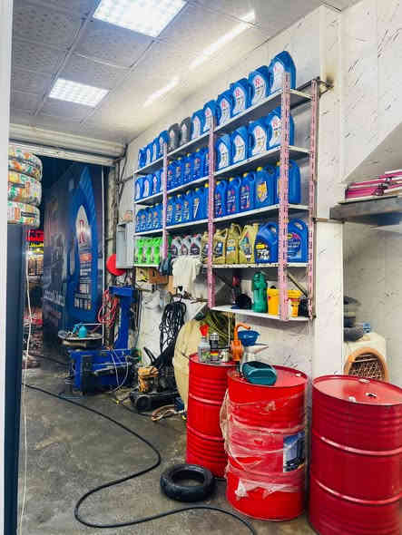 محطة تبديل دهن وغسل وبنجر العنوان مدينه قطاع ١٦ مقابل قطاع ٢٢ قرب تقاطع السفارة للستفسار *********** السعر ١٧ مليون وبيها مجال
