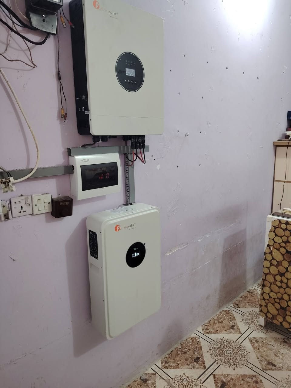 السلام عليكم ورحمة الله وبركاته
عملنا الذي تم إنجازه في سوق بيجي سوق الموبايلات تحديداً في مجمع الموبايلات
في محل الأخ أحمد الطلبات
المنظومة ٢٤ أمبير نهاري بما يعادل ١٢ وانفيرترت ٨ كيلو واط من شركة فلستي وبطارية ٥ كيلو واط من شركة فلستي المنظومة متكاملة وتجهيز حقيقي ١٠٠٪ وتخدم أصحاب المحلات التجارية في سوق بيجي واعتمادها على الألواح ٩٩٪ للتجهيز النهاري
ملاحظة اليوم كانت لي زيارة في الساعة الواحدة ظهراً لمتابعة عمل المنظومة الروتيني وكان الحمل الفعلي تجهيز ٢٧ أمبير مقسم على ٤ محلات وكانت البطارية بسعة ٩٧٪ أي اعتماد على الألواح ٩٩ ٪ 
((خالد الملأ شيخ)) 
للاستفسار والحجز على الأرقام التالية
*********** واتساب 
***********

