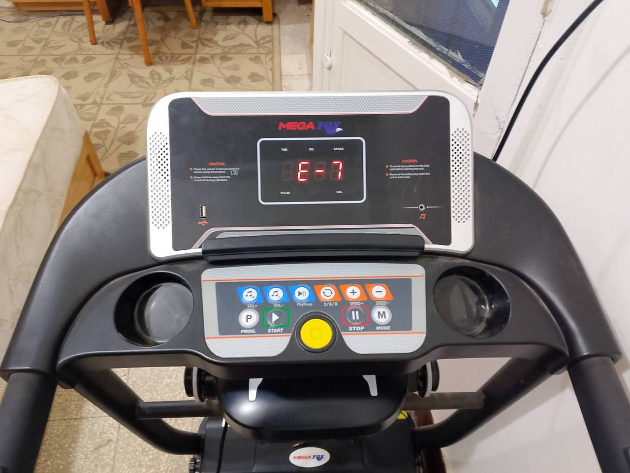 مشايه تتحمل135ك كماليات بحاله ممتازه
اقصى وزن135ك
مميزات المشاية 
 ضمان٥ سنوات
 موتور بقوه3حصان فعلى.
 سرعتها من 1 :10كيلو متر. 
 شاشة LCD مميزة لقياس ( السرعة، المسافة، الزمن، نبضات القلب، السعرات الحرارية المفقودة)
 مستشعرات باليد لقياس نبضات القلب
 بها12برنامج +برنامج خاص لتخزين المسافة المقطوعة سابقا.
 تغير من سرعتها تلقائيا لتناسب وتيرة جري مستخدمها.
 مزوده بسير عريض مقوي ومعالج ضد الحرارة.
 أبعاد السير : (الطول 120سم × العرض 40سم).
 سماعات مميزة لتوفير المزيد من الرفاهية/mp3وusp
-الكماليات
حزام مساج بموتور كهربائى منفصل لتفتيت الدهون

للتواصل : #01202416715


**إذا كنت صاحب هذا الإعلان وتريد حذفه لأي سبب، رجاءا أرسل رسالة إلى الدعم الفني**