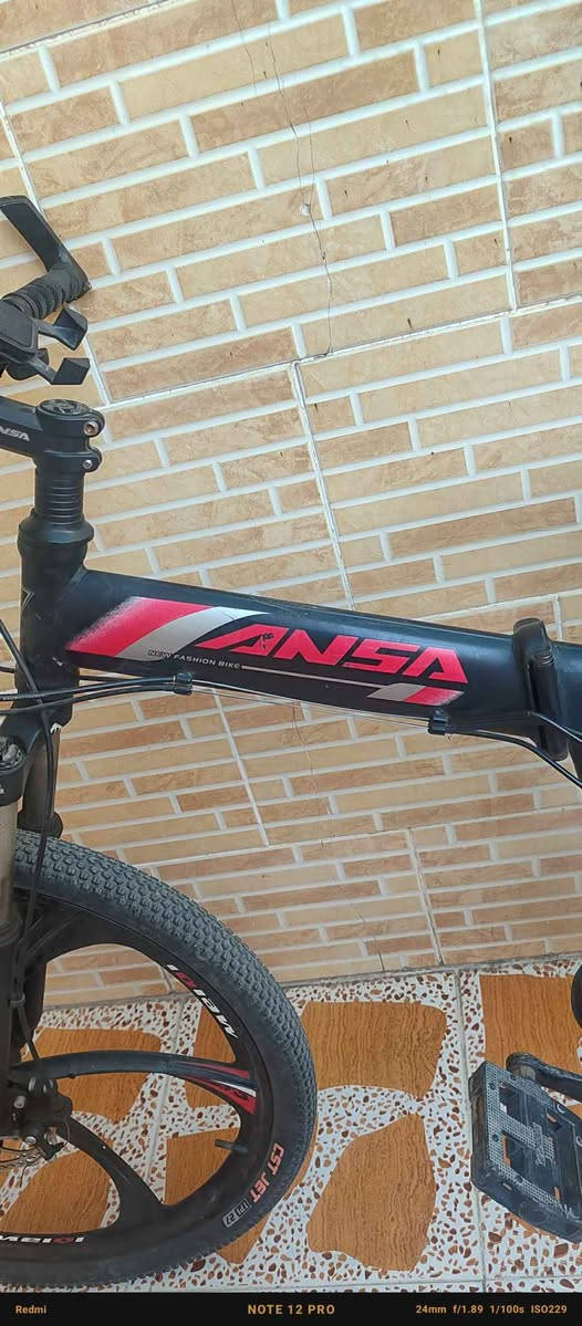 دراجة جبلية قابلة للطي من ماركة Ansa باللون الأسود مع تفاصيل حمراء.نوع الدراجة: دراجة جبلية قابلة للطي (Mountain Bike).المميزات: تحتوي على عجلات مدمجة (Mag wheels) وفرامل قرصية (Disc brakes).الاستخدام: مصممة لتناسب مختلف التضاريس وسهلة التخزين والنقل بفضل خاصية الطي.القياس: عادة ما تأتي هذه الموديلات بقياس عجلة 26 بوصة. سعر 100الف . 
مكان اربيل فرمانباران 
رقم *********** واتساب أربيل, العراق


**إذا كنت صاحب هذا الإعلان وتريد حذفه لأي سبب، رجاءا أرسل رسالة إلى الدعم الفني**