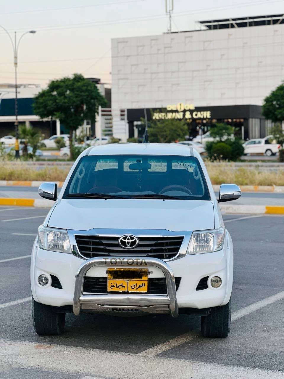تۆیۆتا هایلۆکس مەرزیە ٢٠١٣ 
سەیارەکە یەک دەستە ١٠٠ هەزار حەقیقی رۆشتووە بتل نییە 
گێر و مەکینە و ئەکسەل بە شەرت سەیارەکە بێ مەسروفە 
بۆیاخ چوار دەرگای رەشە و دەرگای بۆدی بۆیاخە دەحم و لێدرانی نییە کەمەک تەحدیلی هەیە لە چەمەلاخی دواوە سەنەوی لە ٢٠١٥ بەسەرچوە بەناو کردن بە شەرت 
ژ.م*********** خاوەنی رانية, السليمانية
