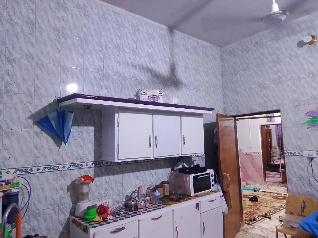 ياالله
سلام عليكم
البيت الببع طابو صرف
مساحه((150)) متر
الماجديه شارع الملعب خلف مدرسة مكه
يحتوي البيت على استقبال وصاله
وغرفتين نوم ومطبخ وصحيات داخليه 
وصحيات خارجيه ومنور وساحه
استفسار اتصل ((***********))
