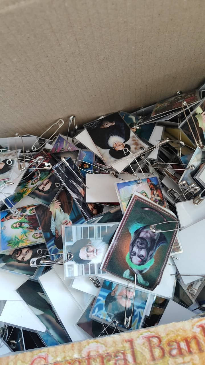 صور خشبيه للبيع كبار وصغار واكو تتعلك على ملابس


**إذا كنت صاحب هذا الإعلان وتريد حذفه لأي سبب، رجاءا أرسل رسالة إلى الدعم الفني**