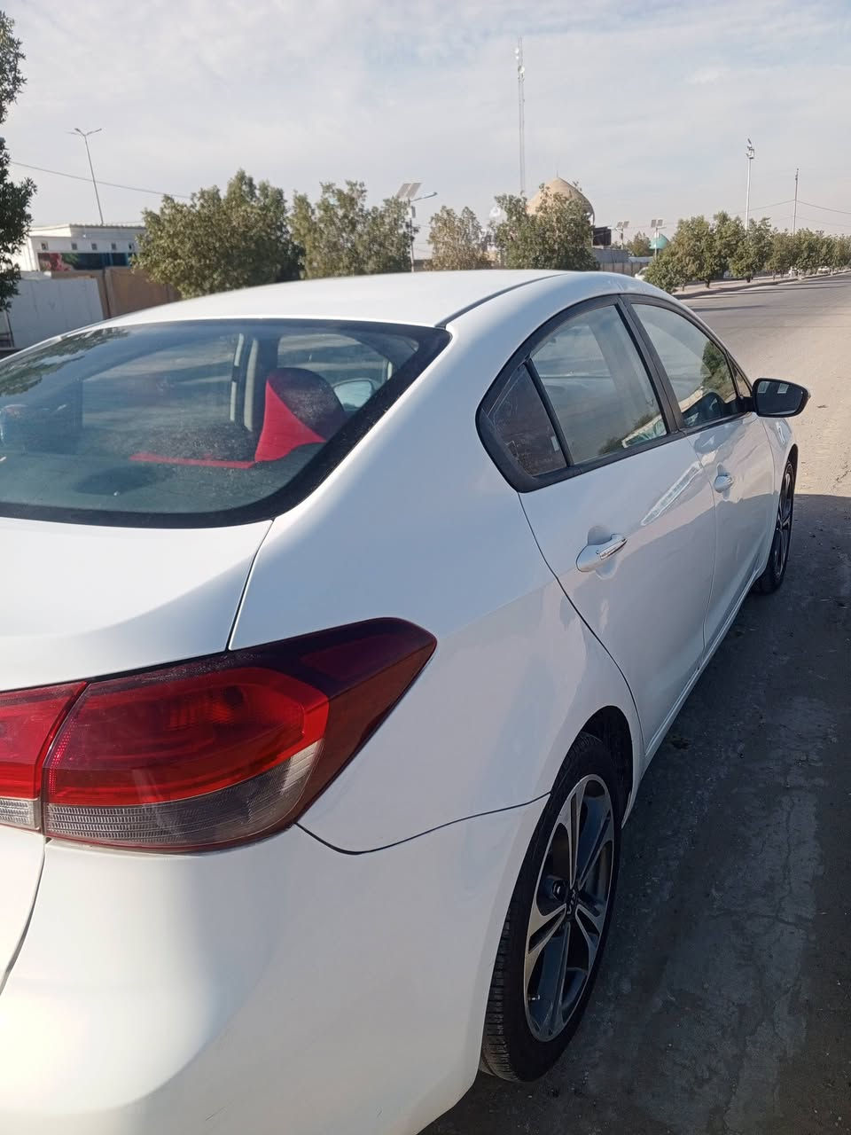 سلام عليكم ورحمه الله وبركاته سيراتو 17 فول عده  البصمه محرك 2000 بيه قطعه واحده جاملغ الخلفي بدون دواخل رقم نكليزي اربيل ***********  سعره 135وبيه مجال مكاني نجف مكتب الرشيد
