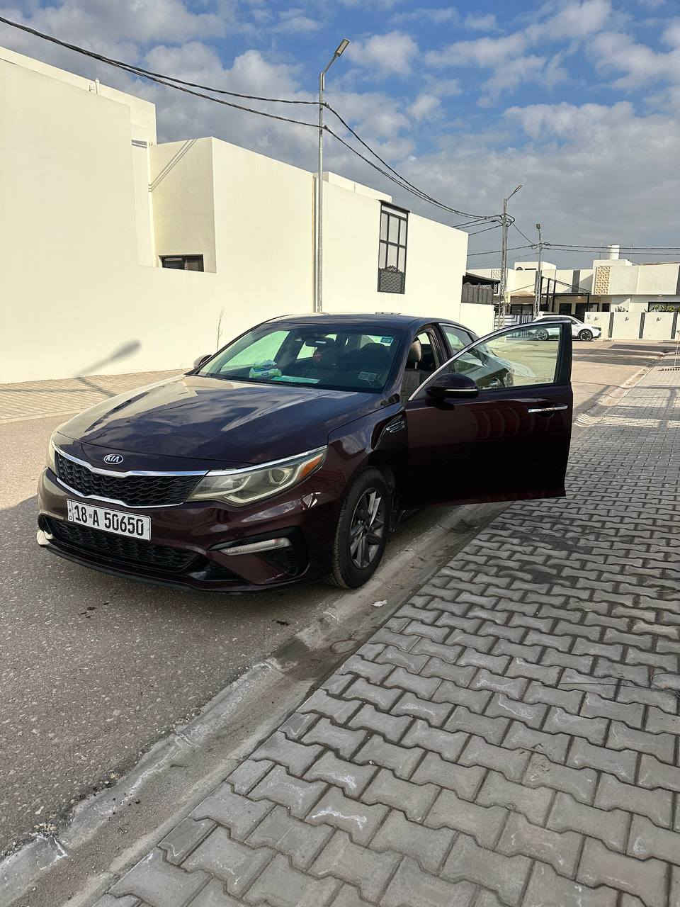 السلام عليكم
اوبتيما وارد أمريكي ٢٠٢٠ 
صور الحادث مرفقه بالمنشور 
السياره مواصفاتها Fe 
محرك ٢٤٠٠
شاشه اصليه 
تحكم استيرن 
انظمه قياده 
رادار جانبي 
حساس أمامي خلفي 
تحديد مسار 
نقطه عمياء 
مانع تصادم 
قياده ذاتيه 
بعد هواي مواصفات 
محرك وكير كلش نضيفات حداديه وتبريد جاهزات استخدام شخصي 
السياره بأ سمي رقم بابل سنويه ل ٢٠٢٧ 
السياره جاهزه من كل النواحي 
السعر ١٤٠ وبيها مجال 
المكان النجف 
للاستفسار 
***********
