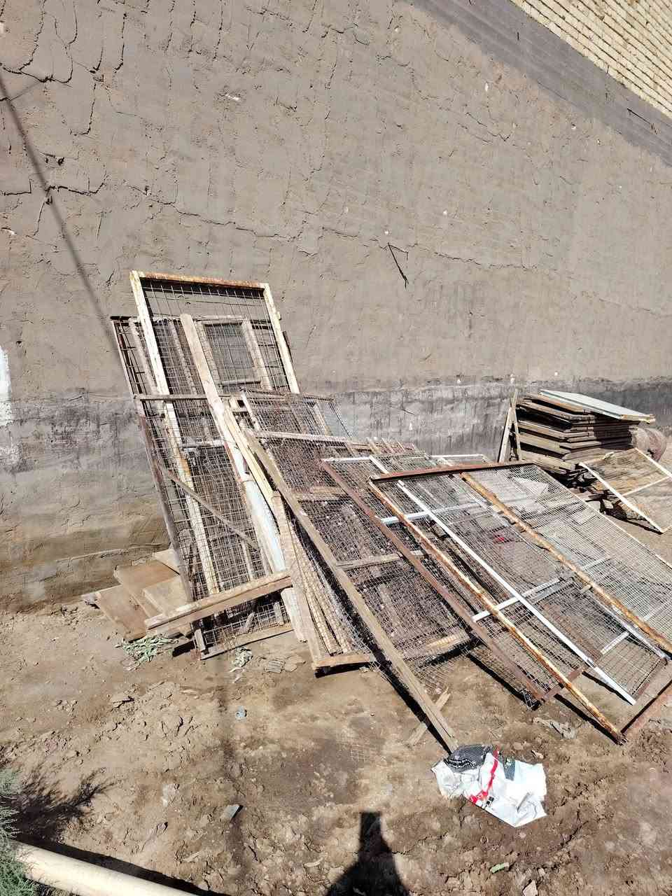 سلام عليكم سندويش مال محميه نضيف كلش اخو الجديد ٦ قطع بيهن طولهن ٤متار ونص وخمس قطع بيهن ٣ امتار واحجيات كلهنوحديد تفصال ومشبج قوي المكان بغداد الصبيات الستفيار اكثر تصل وبيك خير وتدلل ***********
