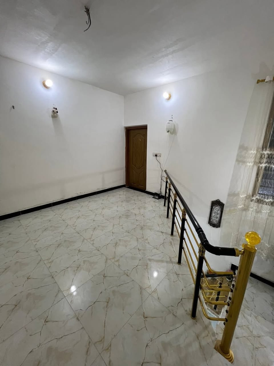 🏡 دار سكن للبيع بيع مستعجل سعر ( 115) وبي مجال
– حي الفرات

📍 الموقع: حي الفرات قريب على شارع الصب

📐 المساحة: 100 متر

🏗 البناء: كونكريت

🏠 عدد الطوابق: طابقين

🔹 تفاصيل الطابق الأول:

 • طارمة

 • استقبال

 • صالة

 • مطبخ

 • غرفة نوم

 • مناور عدد 2

 • صحيات داخلية وخارجية

🔹 تفاصيل الطابق الثاني:

 • غرفة نوم

 • صالة

 • سطح

🔺#للاستفسار مراسله واتساب ع الرقم التالي 

http://wa.me/+964*********** مقتدى 📲

***********     —————————————————————

او زيارة مكتبنا

🔺العنوان:- حي الجامعة شارع عشرين مكتب وليد للعقار
