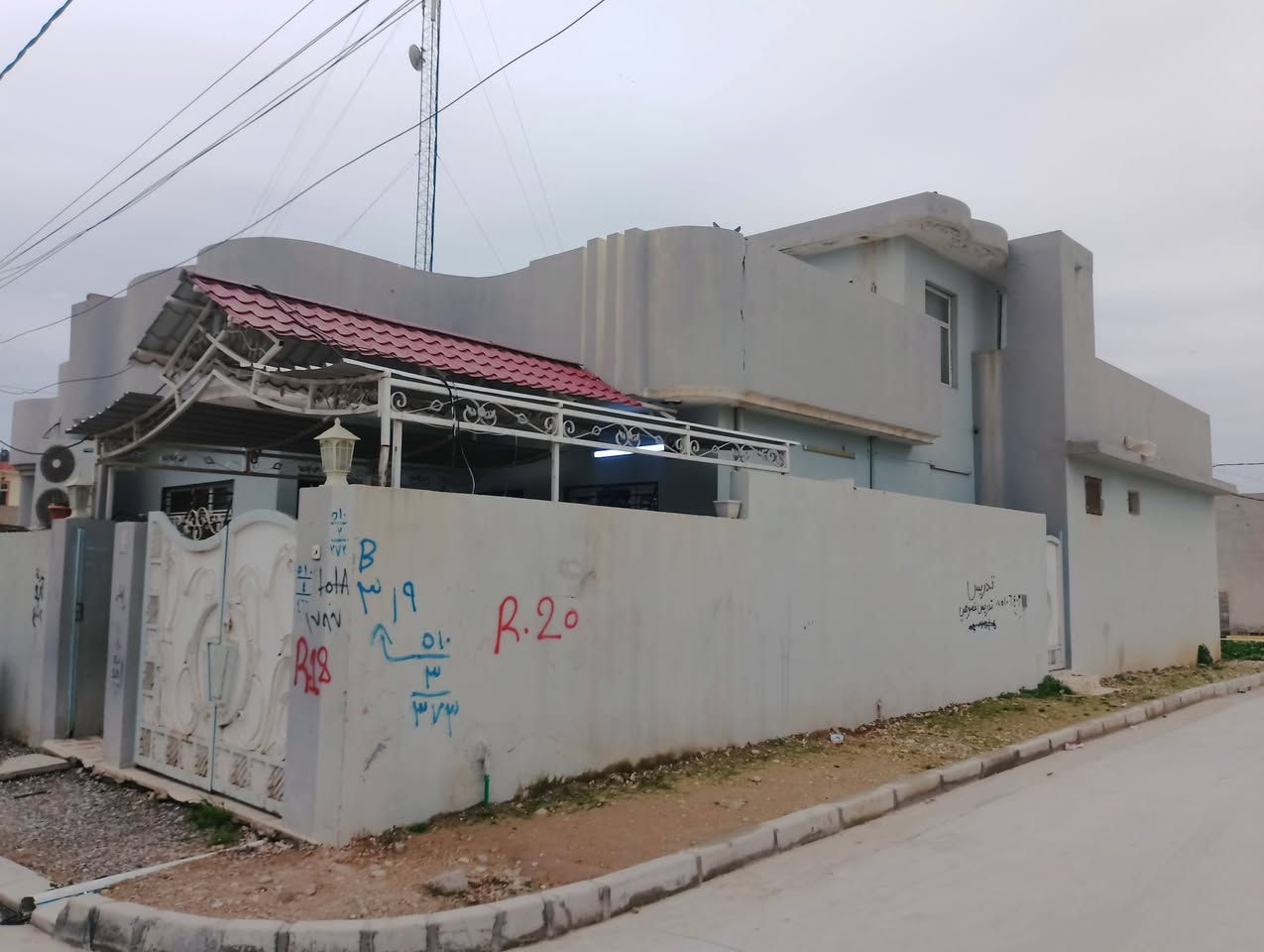 دار للبيع حي السماح الثانيه ٢٤ ركن المساحه ٢٠٠ م مقابل البيت حديقه نفس المساحة مكون  غرفتين وصاله ومطبخ واستقبال طابق واحد وبيتونه شرط تحويل من الشرعي السعر والتفاصيل الاتصال على الرقم ***********او مراسلة الصفحه ملاحظه مع البيت 5 سبالت والكاونتر
