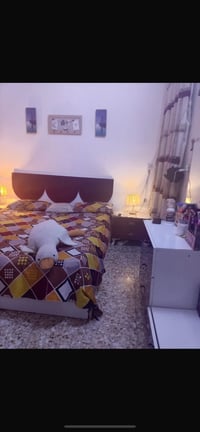 غرفه نوم تركيه نضيف واستعمال قليل ومابيهه ضرر السعر 230 وبيهه مجال بسي...