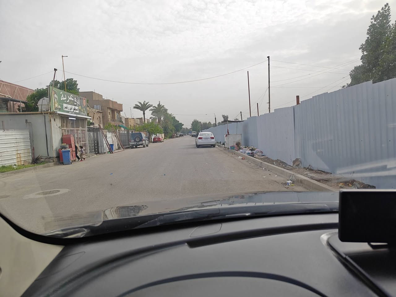 للبيع دار طابو ملك صرف 150متر مربع
10×15سند مستقل بأسم شخص واحد فقط زنجيل على شارعين +تشجير امامي ملاسق بحدود ال50متر شارع عريض 20متر خدمات ماء مجاري كهرباء تبليط رصيف +ساحه فارغة مقابل الدار ممكن تستغل حديقه خارجية 
الدار طابق واحد استقبال هول مطبخ صحيات غرفة نوم بيتونة بناء قديم صب مسلح الزعفرانية حي الزهور الطابو عل شارع العريض مقابل الساحة 
للأستفسار اكثر الاتصال على الرقم التالي *********** علي حامد الجواري مكتب المهيب للوساطة العقارية وأنجاز المعاملات
