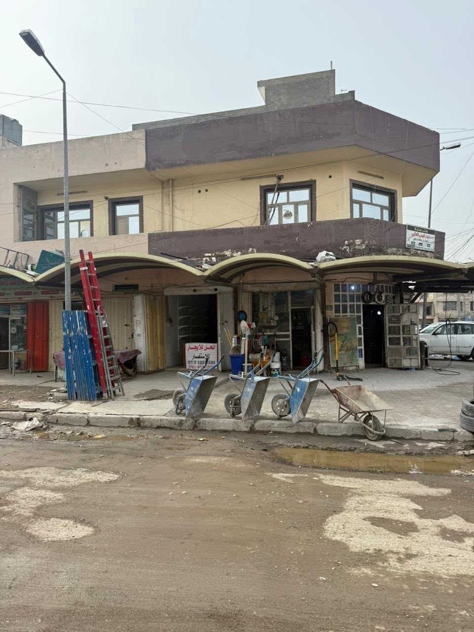 بناية متكونة من 5 محلات وشقة1كبيره
الوجه 16ونص 
النزال 5
العنوان الغدير فلكة الكنسيه 
واردهي 2مليون للشهر
للاستفسار واتساب 
***********
