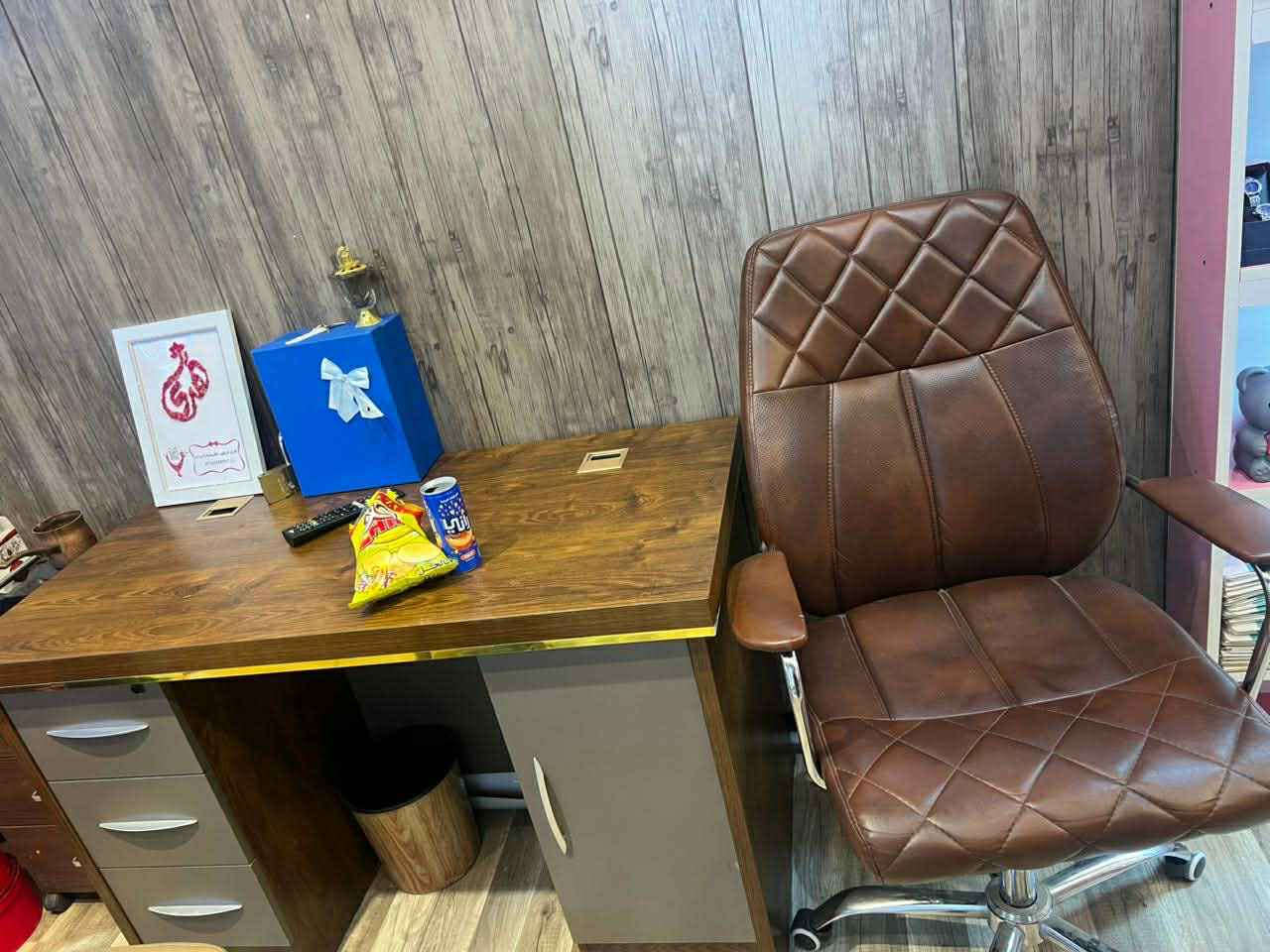 ميز مكتبي مع كرسي دوار الاتصال

***********
بغداد الدوره بغداد, العراق
