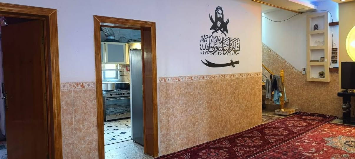 للبيع تسليم مباشر  بيت طابو المساحة 141م الواجهة 12م يحتوي على استقبال صالة مطبخ 3 غرف نوم ترك 3 حمامات مع 3 سبالت مصوبة ومنضومة كامرات مراقبة 2 خزان ماء وماطور  2 سخان كامل الخدمات ماء كهرباء مجاري منطقة هدوء وناس ذهب جيرانك 
العنوان كربلاء المقدسة الحسينية حي الزهراء شارع المدارس ... 
ملاحظة ... البت مطلوب مبادرة 80 مليون للمصرف العقاري تسديد شهري 438 الف ... 
سعر البيت 68 مليون نقد والمشتري يسدد المصرف 
التواصل واتس اب فقط
 ‏‪0772 948 6864‬‏
