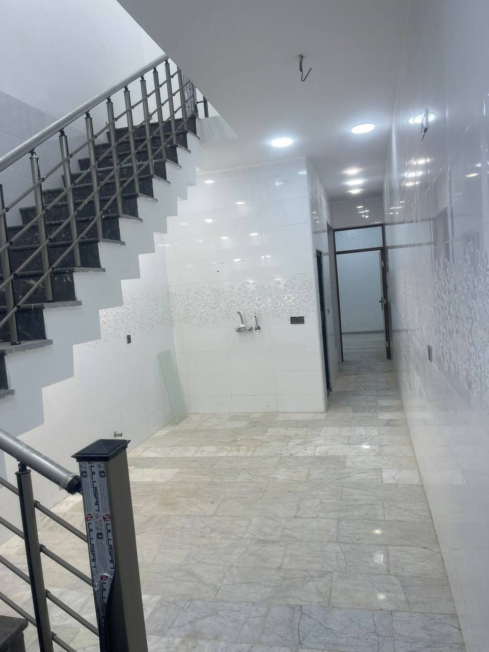 مشتمل للبيع  
مساحة المشتمل77م
واجهة 3.35م
نزال23م
استقبال  وحولي مطبخ وخدمات  نوم واحدة في الطابق الأول 
......
2نوم وخدمات في الطابق الثاني 
........
موقع المشتمل الشعب حي التجار  قرب جامعه الامام الكاظم 
......
اتصال واتساب موجود 
*********** علاء 
*********** ابو ضياء
