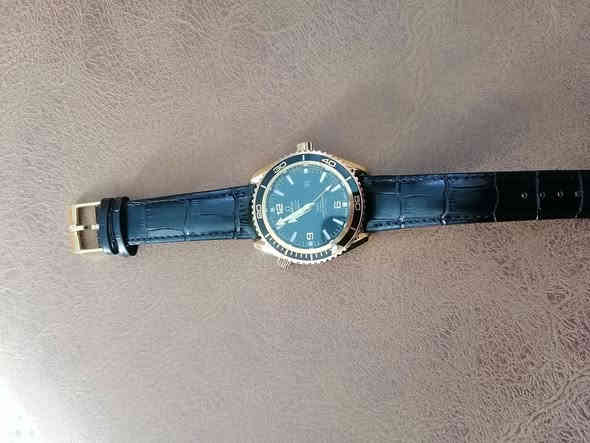 يا الله 
#اوميگا جلد طبيعي  مكينه كشف مع الختومات
#استعمال قليل جدآ بعدها بالباكيت  
بدون مرفقات فقط حافظتها
خاص او واتساب ***********
