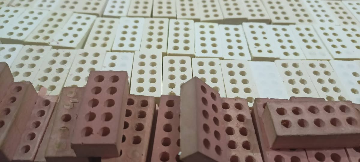 متوفر طابوق 
متوفر لونين احمر +اصفر رملي ( بيجي)
سعر قطعة ب50 دينار 
للاستفسار *********** او مراسلة الصفحة
