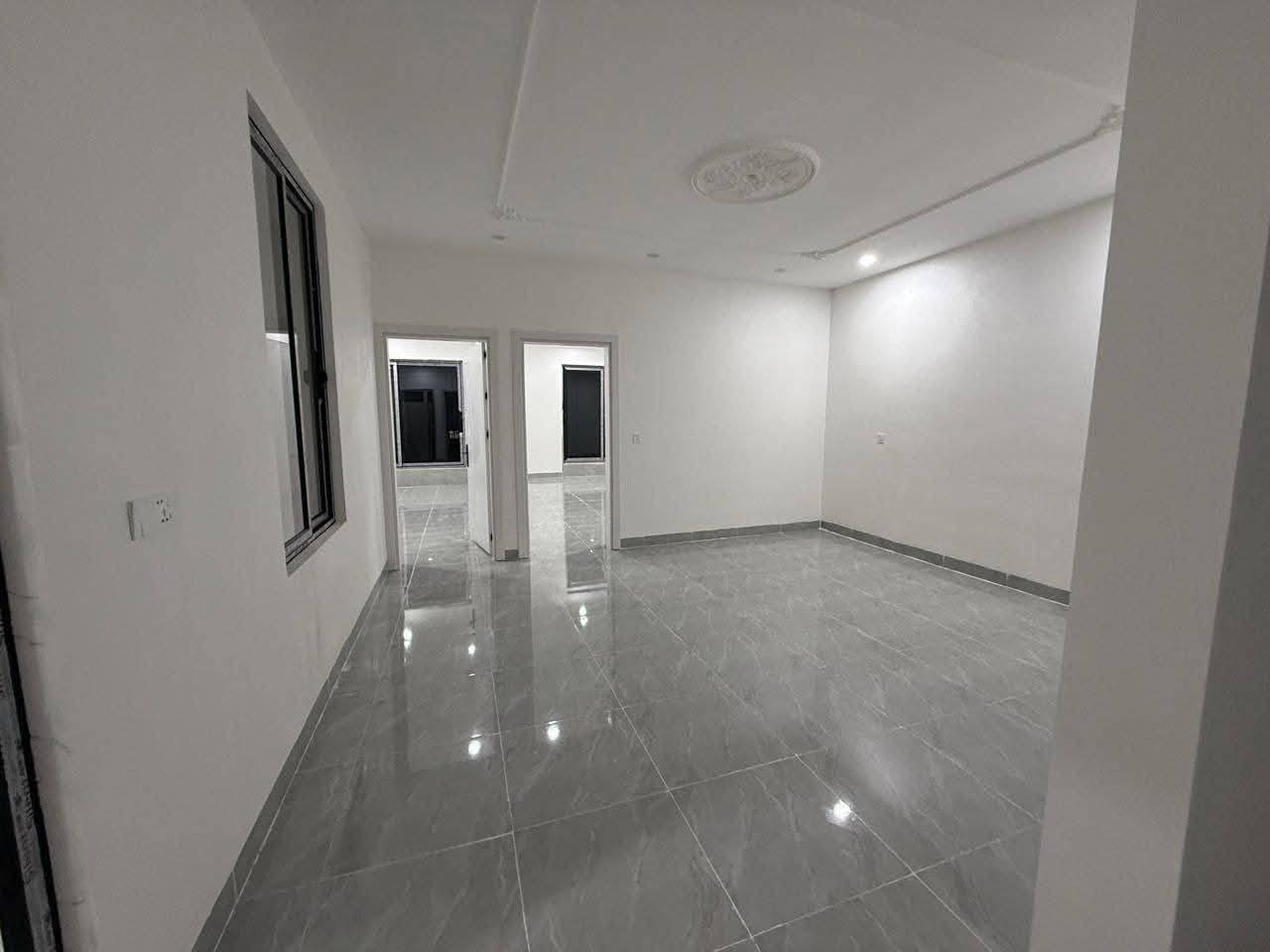 دار للبيع حي السكك طابقين ٤غرف وصاله ومطبخ ستقبال كراج صحيات المساحه ٢٦٠م شارع ١٥م صاد على ساحه شغل درجة أولى سنه البناء ٢٠٢٦ للستفسار اتصل ***********
