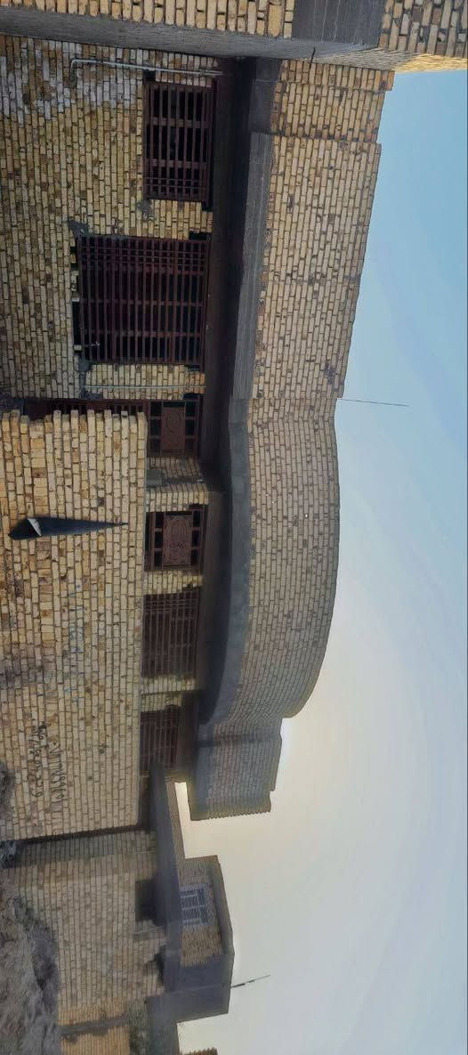 السلام عليكم 
بيت للبيع خلف كراج طريق يا حسين مجمع الهنگاري
مساحة300متر
طابو زرعي سند25
البناء...
 غرف نوم عدد.. 3
صالة عدد... 2
مطبخ حار وبارد
مناور العدد.. 2
ستقبال 
مجمع صحيات 
جميع خدمات
 للستتفسار
(***********)
