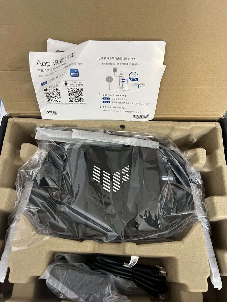 توفر راوتر الألعاب ASUS TUF Gaming BE6500 Pro
القطعه أوبن بوكس (Open Box) .. 🚨

راوتر متطور مخصص للألعاب ومزود بأحدث تقنيات الجيل السابع Wi-Fi 7.

أبرز مواصفات ومميزات الراوترسرعة فائقة (Wi-Fi 7): يدعم سرعات نقل بيانات لاسلكية مجمعة تصل إلى 6500 ميجابت في الثانية (نطاق ثنائي: 2.4 جيجاهرتز و5 جيجاهرتز) مع دعم تقنية 4K-QAM لزيادة كفاءة الإرسال.

منافذ سلكية كاملة السرعة: يحتوي على 4 منافذ بسرعة 2.5 جيجابت (2.5G)، مما يتيح توصيل الأجهزة عالية الأداء مثل أجهزة الـ PC، منصات الألعاب (PS5/Xbox)، وأنظمة التخزين الشبكي (NAS) بكفاءة كاملة.

عتاد قوي ومعالجة ذكية: يعمل بمعالج كوالكوم رباعي النواة بسرعة 1.5 جيجاهرتز، ومدعوم بذاكرة عشوائية (RAM) بحجم 1 جيجابايت DDR4 لتوفير استقرار تام عند تعدد الأجهزة المتصلة.

ميزات مخصصة للألعاب: يدعم وضع ألعاب الهاتف المحمول (Mobile Game Mode) لتقليل زمن الاستجابة (Ping) بنقرة واحدة من التطبيق، مع منفذ ألعاب مخصص يمنح حركة البيانات الخاصة بالألعاب الأولوية القصوى.

تقنيات حماية وتغطية متقدمة: يدعم ميزة AiMesh لربطه مع راوترات أسوس الأخرى وتوسيع الشبكة لتغطية المنازل الكبيرة بسلاسة، بالإضافة إلى نظام الأمان AiProtection Pro لحماية الأجهزة المنزلية الذكية من الهجمات السيبرانية.

السعر والتفاصيل خاص .. ✉️

متوفر توصيل ،..🚕


**إذا كنت صاحب هذا الإعلان وتريد حذفه لأي سبب، رجاءا أرسل رسالة إلى الدعم الفني**