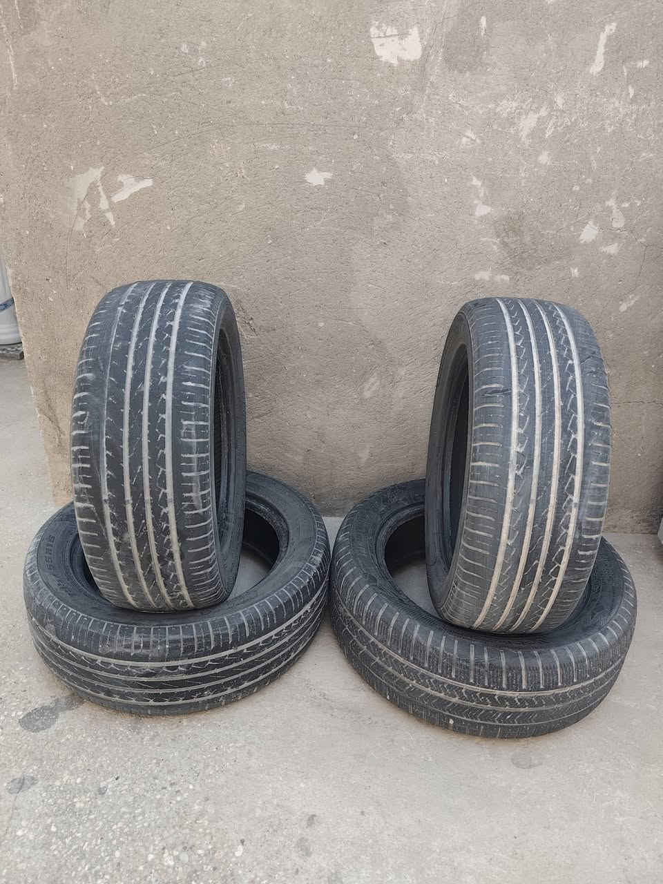 تخم تاير حجم 15 كما موضح بالصورة 
زوج مابيه شي وزوج بيه كسر خفيف 
قيم واخذ مكاني نجف ***********
