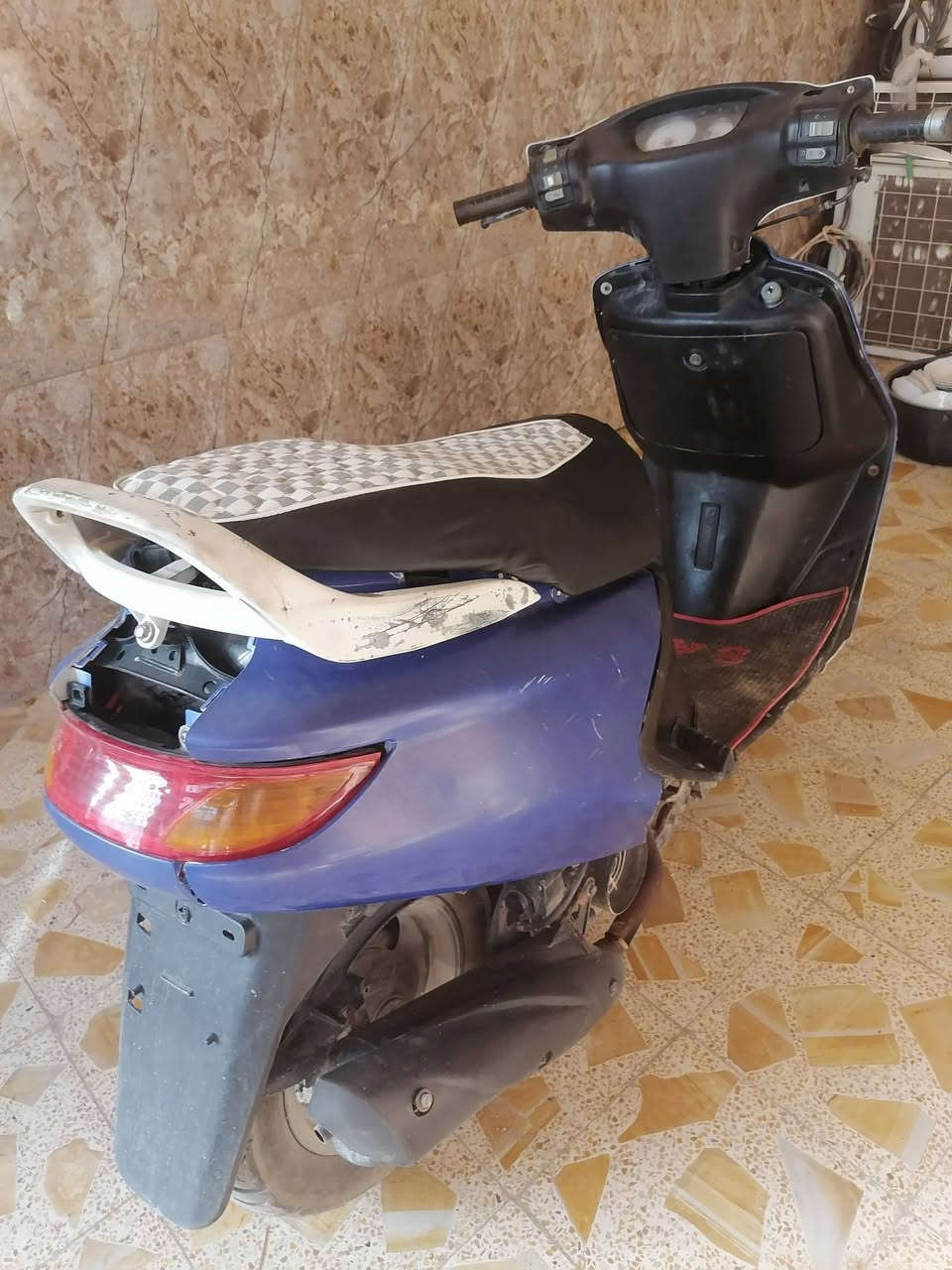 السلام عليكم دراجه للبيع نضيفه ومكفوله شرط التراي وين ما تريد محرك نضيف كشر نضيف استعمال من الشغل للبيت للبيع أو مراوس باربعه كسر كلك أو أوراق سعرها 350 وبيها مجال للشراي عنوان نجف كوفه شارع المطار القديم اتصال ***********

